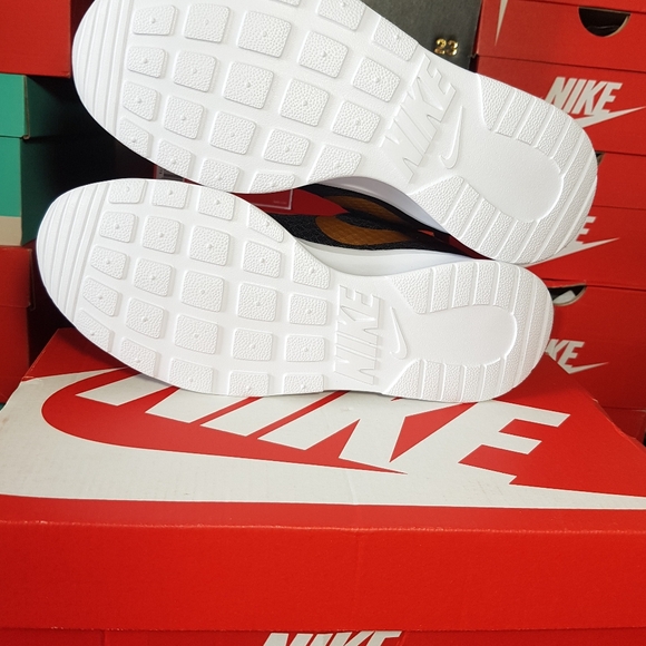 NIKE TANJUN FASHION PREMIUM BLACK/GOLD WOMEN'S US SIZE 7 BRAND NEW IN BOX - Picture 7 of 8